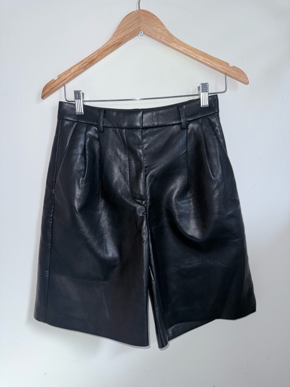 Wilfred Black Faux Leather Effortless Shorts Size 0 Vegan
